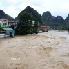 Nước sông Thương chảy qua địa bàn huyện Chi Lăng, tỉnh Lạng Sơn dâng cao, đục ngầu, chảy rất mạnh. (Ảnh: Văn Đạt/TTXVN)