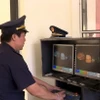 Cán bộ hải quan kiểm soát hàng hóa tại khu vực biên giới. (Ảnh: Nguyễn Nam/TTXVN)