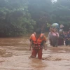 Lực lượng cứu hộ sơ tán người dân khỏi vùng ngập lụt tại Nay Pyi Taw, Myanmar. (Ảnh: THX/TTXVN)