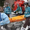 Lực lượng cứu hộ tham gia diễn tập ứng phó với thiên tai và động đất tại Tokyo. (Nguồn: AFP/TTXVN)