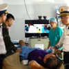 Các y, bác sỹ Trung tâm Y tế thị trấn Trường Sa thăm khám cho bệnh nhân. (Nguồn: Báo Hải quân Việt Nam)