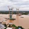 Cầu chính cầu Rạch Miễu 2, phần trụ tháp P19 và P20 đã hoàn thành 95%, nhìn từ thành phố Mỹ Tho, tỉnh Tiền Giang. (Ảnh: Hồng Đạt/TTXVN)