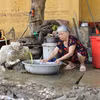 Người dân sinh sống trên 2 tuyến phố Thanh Niên và Trần Hưng Đạo, thành phố Yên Bái, dần trở lại cuộc sống thường nhật cho dù đường vẫn còn chưa hết ngập, chiều ngày 14/9. (Ảnh: Tuấn Anh/TTXVN)