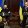 Tổng thống Mỹ Joe Biden (phải) và Tổng thống Ukraine Volodymyr Zelensky trong cuộc gặp tại Nhà Trắng, Washington DC., ngày 12/12/2023. (Ảnh: AFP/TTXVN)