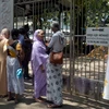 Cử tri tới điểm bỏ phiếu bầu tổng thống tại Colombo, Sri Lanka. (Ảnh: THX/TTXVN)