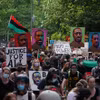 Người dân tham gia tuần hành kỷ niệm ngày lễ Juneteenth tại New York, Mỹ. (Ảnh: AFP/TTXVN)