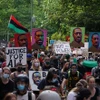 Người dân tham gia tuần hành kỷ niệm ngày lễ Juneteenth tại New York, Mỹ. (Ảnh: AFP/TTXVN)