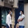 Người dân đeo khẩu trang phòng dịch COVID-19 tại Cairo, Ai Cập. (Ảnh: THX/TTXVN)