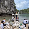 Các tình nguyện viên tham gia hoạt động dọn rác trên Vịnh Hạ Long. (Ảnh: CTV/Vietnam+)