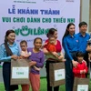 Thùy Tiên vừa nghiệm thu sân chơi tại bệnh viện, kết hợp tặng quà, học bổng cho các em thiếu nhi trong dự án mà cô đang triển khai trên toàn quốc. (Ảnh: CTV/Vietnam+)