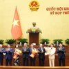 Các đồng chí lãnh đạo Đảng, Nhà nước tặng hoa chúc mừng nhân sự mới của Chính phủ và Quốc hội. (Ảnh: TTXVN)