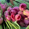 Những đóa sen Bách Diệp được hái vào sớm mai phục vụ cho làm trà. (Ảnh: Mai Mai/Vietnam+)
