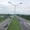 Phương tiện lưu thông trên một đoạn tuyến cao tốc đã được đưa vào vận hành và khai thác. (Ảnh: PV/Vietnam+)