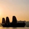 Hoàng hôn trên Vịnh Hạ Long. (Ảnh: CTV/Vietnam+)