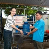 Những can nước sạch đầu tiên dành tặng bà con. (Ảnh: CTV/Vietnam+)