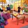 Thực hành nghi lễ tiến phẩm dâng hương lên các vị tiên đế và nghi lễ ban quạt trong dịp Tết Đoan Ngọ tại Hoàng thành Thăng Long. (Ảnh: Thanh Tùng/TTXVN)