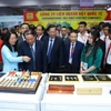 Lãnh đạo ngành du lịch tham quan các gian trưng bày tại Hội chợ. (Ảnh: CTV/Vietnam+)