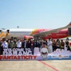 Đại diện lãnh đạo thành phố Đà Nẵng, sân bay và Vietjet chào mừng chuyến bay quốc tế đầu tiên đến Đà Nẵng. (Ảnh: CTV/Vietnam+)