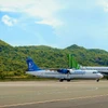 Sân bay Côn Đảo hiện chỉ có Vietnam Airlines và Bamboo Airways khai thác bằng các loại tàu bay ATR72 và Embraer E195. (Ảnh: CTV/Vietnam+)
