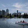 Du khách đi thuyền trên một trong những nhánh của sông Danube gần thành phố Vienna, Áo. (Ảnh: AFP/TTXVN)