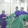 Tiến sỹ, bác sỹ Phan Lê Thắng cùng êkíp mổ phẫu thuật nội soi cho bệnh nhân. (Ảnh: Bệnh viện cung cấp)