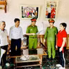 Cơ quan Cảnh sát điều tra Công an tỉnh Thanh Hóa thi hành Lệnh bắt tạm giam đối với Nguyễn Thị Minh (áo đỏ). (Ảnh: Công an cung cấp)
