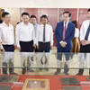 Thứ trưởng Văn hóa-Thể thao & Du lịch Hoàng Đạo Cương, Thứ trưởng Bộ Thông tin và Truyền thông Nguyễn Huy Dũng, Chủ tịch UBND tỉnh Võ Trọng Hải và các đại biểu tham quan trưng bày di sản văn hóa làng Trường Lưu. (Nguồn: Báo Hà Tĩnh)