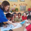 Nguyễn Bích Thu và các em học sinh Trường Phổ thông Dân tộc bán trú Tiểu học Khao Mang, huyện Mù Cang Chải, tỉnh Yên Bái. (Ảnh: Phạm Mai/Vietnam+)