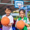 Em Nguyễn Uyển Vy cùng bạn hào hứng với những trái bóng mới do Báo Điện tử VietnamPlus trao tặng. (Ảnh: Minh Sơn/Vietnam+)