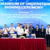 Tổng giám đốc FPT Nguyễn Văn Khoa và Giáo sư Jane Harrington, Hiệu trưởng Đại học Greenwich ký kết thỏa thuận hợp tác. (Ảnh: PV/Vietnam+)