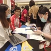 Học sinh tìm hiểu thông tin du học Mỹ. (Ảnh: Phạm Mai/Vietnam+)