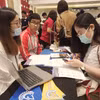 Học sinh tìm hiểu thông tin du học Mỹ. (Ảnh: Phạm Mai/Vietnam+)