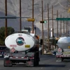 Xe chở xăng dầu gần nhà máy lọc dầu ở El Paso, Texas, Mỹ. (Ảnh: AFP/TTXVN)