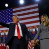 Ông Donald Trump và vợ ăn mừng chiến thắng tại Trung tâm Hội nghị Palm Beach, bang Florida, ngày 6/11/2024. (Ảnh: REUTERS)