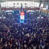 Hành khách tập trung tại nhà ga ở Hàng Châu, tỉnh Chiết Giang, Trung Quốc. (Ảnh: AP)
