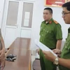 Cơ quan Công an tống đạt quyết định khởi tố bị can đối với Trần Xuân Hiền - Phó Giám đốc Công ty Trách nhiệm Hữu hạn Tư vấn Việt Hà. (Ảnh: Công an cung cấp)