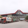 Phương tiện xuất nhập khẩu qua cửa khẩu quốc tế Hữu Nghị được sắp xếp đảm bảo lưu thông thuận lợi. (Ảnh: Quang Duy/TTXVN)