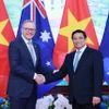 Thủ tướng Phạm Minh Chính và Thủ tướng Australia Anthony Albanese chụp ảnh chung nhân chuyến thăm Việt Nam. (Ảnh: Dương Giang/TTXVN)