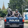 Cảnh sát tuần tra trên đường phố tại Yangon, Myanmar. (Ảnh: AFP/TTXVN)