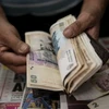Đồng tiền mệnh giá 50 peso của Argentina. (Ảnh: AFP/TTXVN)