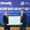 Ông Lê Duyên Anh, Tổng giám đốc BSI Việt Nam (bên trái) trao chứng nhận trung hòa carbon cho ông Nguyễn Thế Hòa - Giám đốc Nhà máy Nước giải khát Việt Nam.