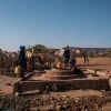 Người dân lấy nước sinh hoạt tại giếng ở El Gel, Ethiopia ngày 12/1/2023. (Ảnh: AFP/TTXVN)