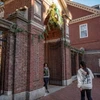 Cổng trường Đại học Harvard tại Cambridge, Massachusetts, Mỹ, ngày 12/12/2023. (Ảnh: AFP/TTXVN)