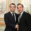Tổng thống Pháp Emmanuel Macron và Bộ trưởng Ngoại giao Trung Quốc Vương Nghị. (Nguồn: SCMP)