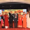 Lãnh sự Nguyễn Tuấn Anh, Chủ tịch Hiệp hội người Việt tại Macau Dương Trung Đức và các thành viên Ban chấp hành hiệp hội chúc mừng nhân dịp Xuân mới. (Ảnh: Xuân Vịnh/TTXVN)