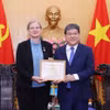 Phó Giáo sư, Tiến sỹ Nguyễn Duy Bắc, Phó Giám đốc Thường trực Học viện Chính trị quốc gia Hồ Chí Minh trao tặng Kỷ niệm chương “Vì sự nghiệp đào tạo, bồi dưỡng lý luận chính trị” cho bà Ann Mawe, Đại sứ Vương quốc Thụy Điển tại Việt Nam. (Ảnh: Văn Điệp/TTXVN)
