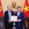 Phó Giáo sư, Tiến sỹ Nguyễn Duy Bắc, Phó Giám đốc Thường trực Học viện Chính trị quốc gia Hồ Chí Minh trao tặng Kỷ niệm chương “Vì sự nghiệp đào tạo, bồi dưỡng lý luận chính trị” cho bà Ann Mawe, Đại sứ Vương quốc Thụy Điển tại Việt Nam. (Ảnh: Văn Điệp/TTXVN)