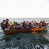 Người di cư lênh đênh trên Địa Trung Hải, ngoài khơi tỉnh Sfax, Tunisia. (Ảnh: AFP/TTXVN)