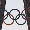 Biểu tượng Olympic được dựng trên tháp Eiffel ở thủ đô Paris, Pháp, ngày 7/6/2024. (Ảnh: THX/TTXVN)