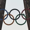 Biểu tượng Olympic được dựng trên tháp Eiffel ở thủ đô Paris, Pháp, ngày 7/6/2024. (Ảnh: THX/TTXVN)